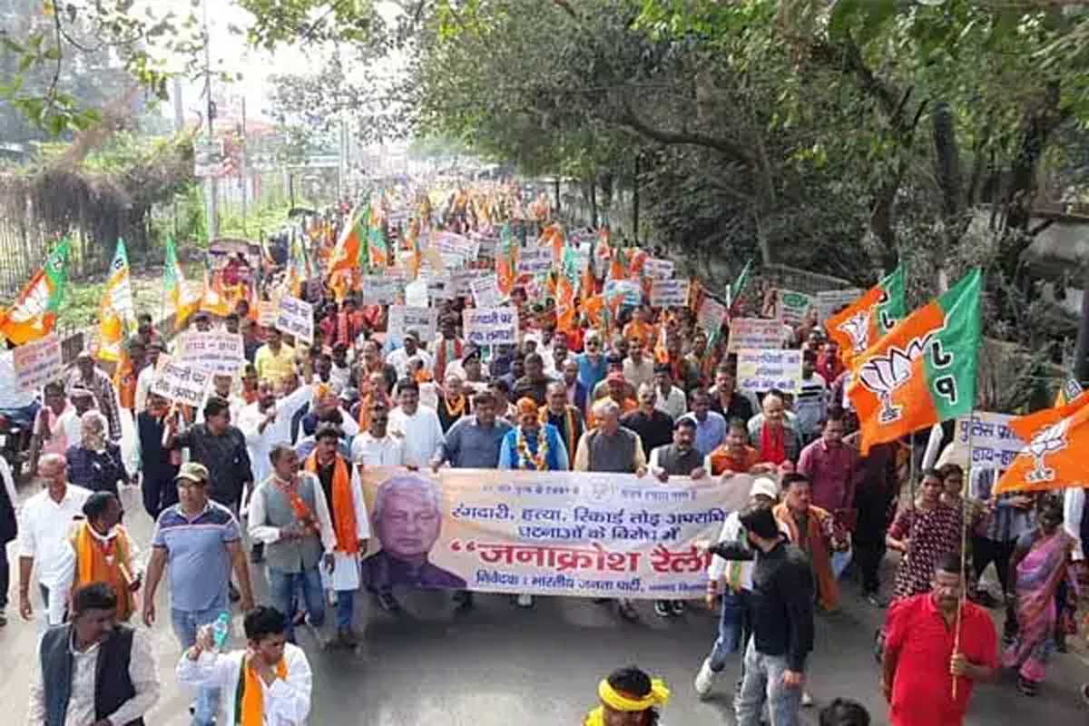 धनबाद में बढ़ते अपराध के खिलाफ सड़क पर उतरे भाजपाई, प्रदेश अध्यक्ष बोले- ध्वस्त है पूरे राज्य की विधि-व्यवस्था